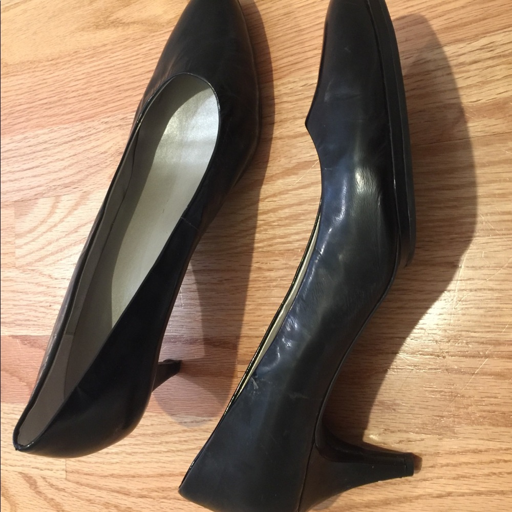 Me too black patent leather pumps